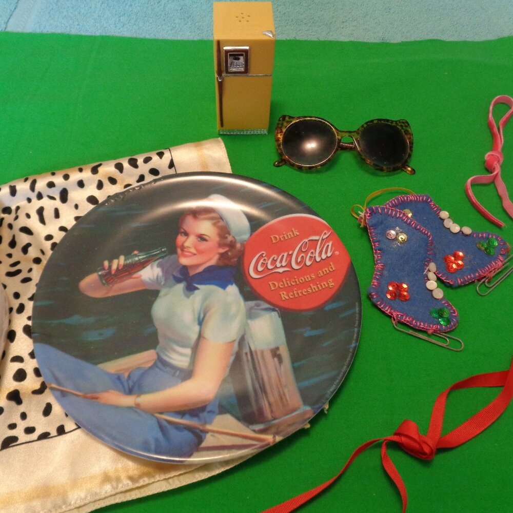 COCA COLA PLATE ANIMAL SUNGLASSES FRIDGE SALT SPOTS SCARF ORNMENT SKATES…
